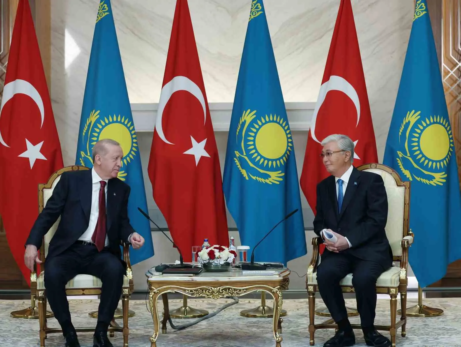 CUMHURBAŞKANI ERDOĞAN, KAZAKİSTAN CUMHURBAŞKANI TOKAYEV’LE GÖRÜŞTÜ