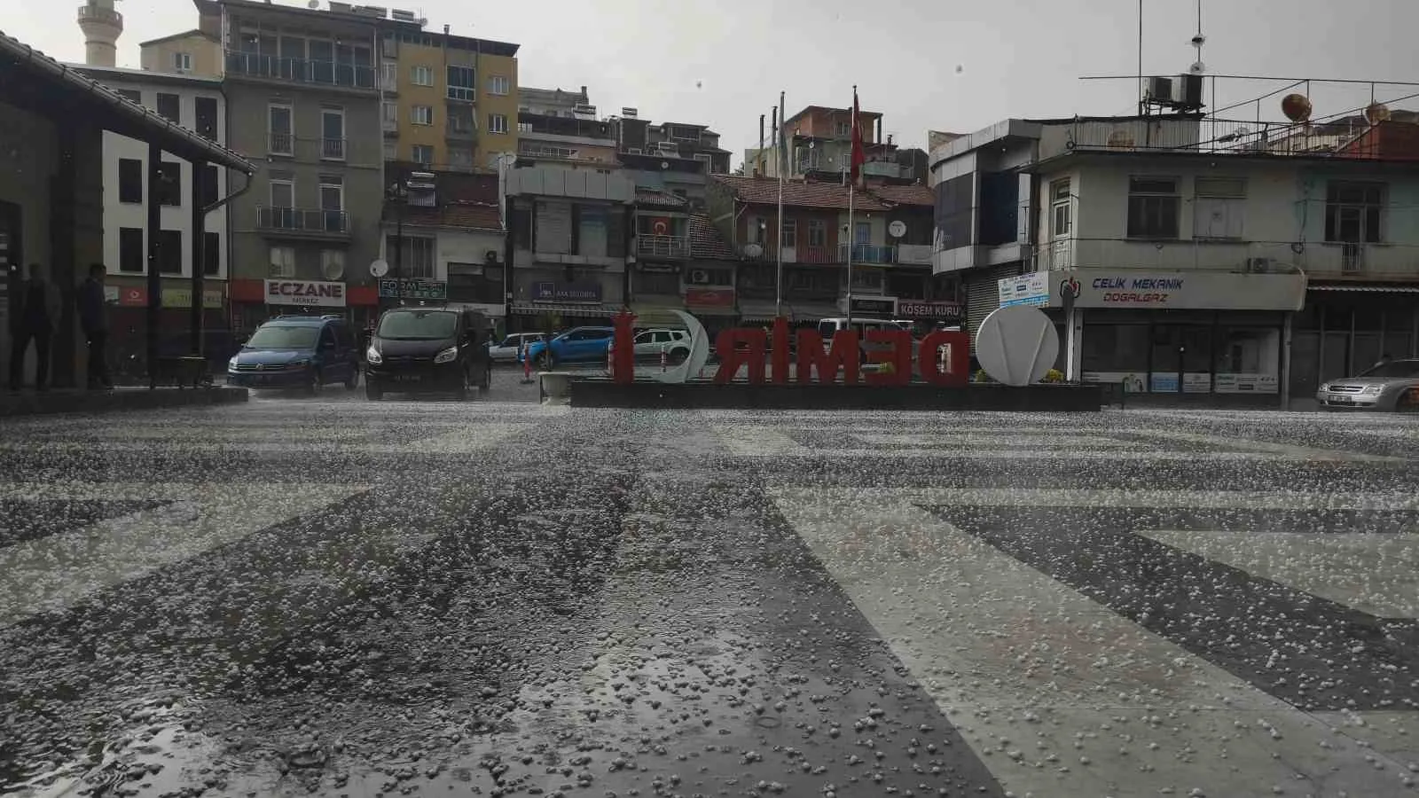 DEMİRCİ İLÇESİNDE KİRAZ BÜYÜKLÜĞÜNDEKİ DOLU YAĞIŞI KISA SÜREDE HER YERİ BEYAZA BÜRÜDÜ