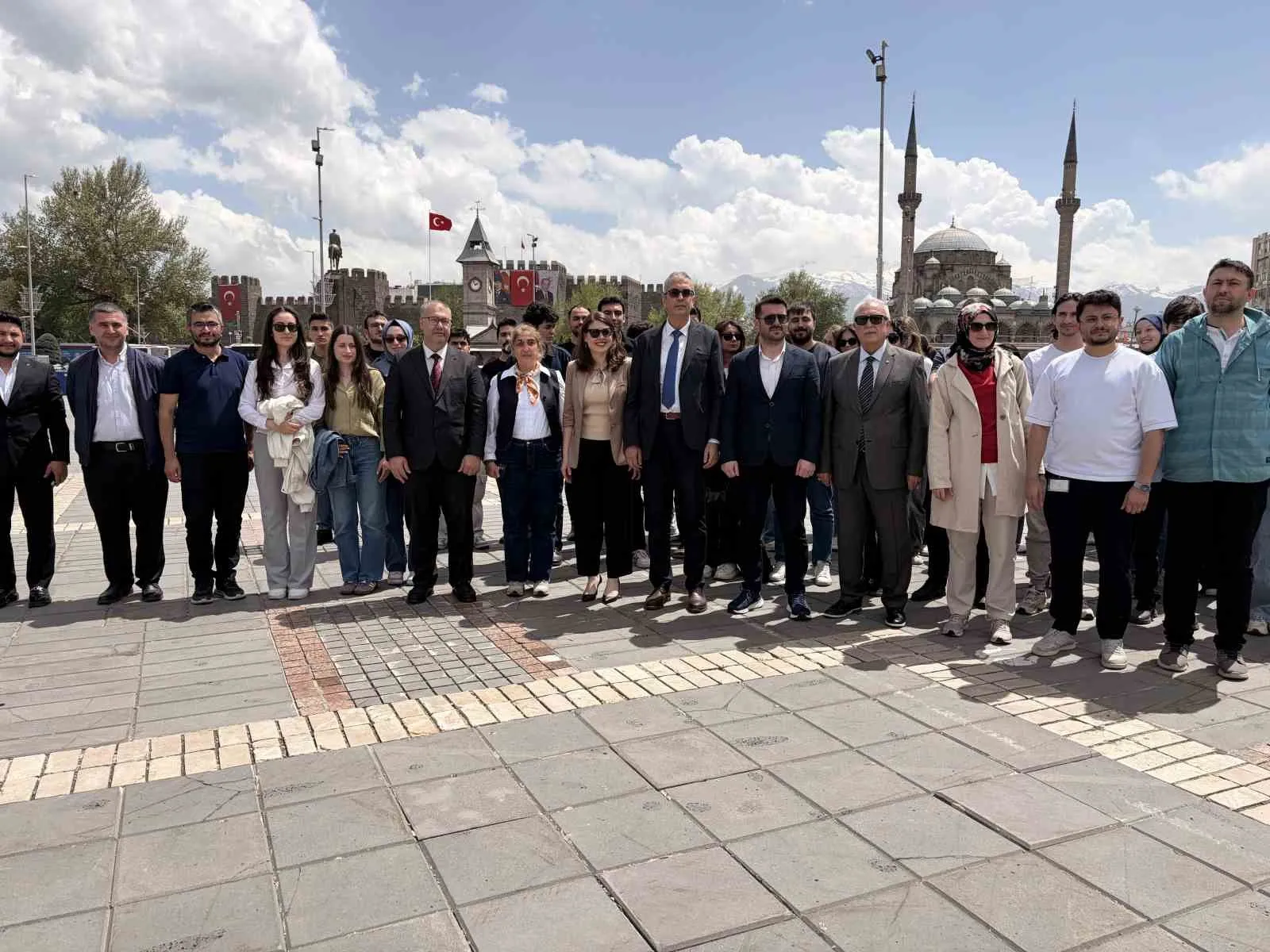 ERCİYES ÜNİVERSİTESİ (ERÜ) ECZACILIK FAKÜLTESİ DEKANI PROF. DR. ORHAN PÜSKÜLLÜ, ECZACILARIN İLACIN GÜVENLİ, ETKİLİ VE BİLİNÇLİ KULLANIMINDA SAĞLIK SİSTEMİNİN VAZGEÇİLMEZ BİR PARÇASI OLDUĞUNU KAYDETTİ.