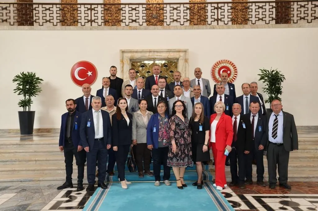 ŞEHZADELER BELEDİYESİ’NİN DÜZENLEDİĞİ İKİ GÜNLÜK ANKARA PROGRAMINDA MAHALLE MUHTARLARI TBMM’DE CHP GENEL BAŞKANI ÖZGÜR ÖZEL İLE BİR ARAYA GELİRKEN, ANITKABİR ZİYARETİNDE İSE DUYGUSAL ANLAR YAŞADI.