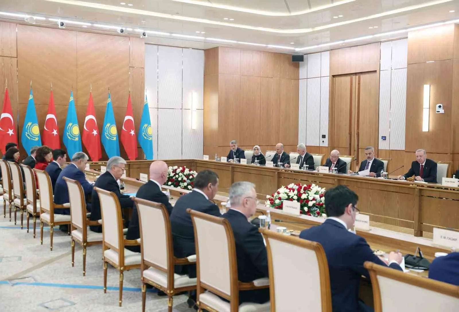 İKİ LİDER, BAŞ BAŞA GÖRÜŞMENİN ARDINDAN HEYETLER ARASI GÖRÜŞMEYE BAŞKANLIK ETTİ.