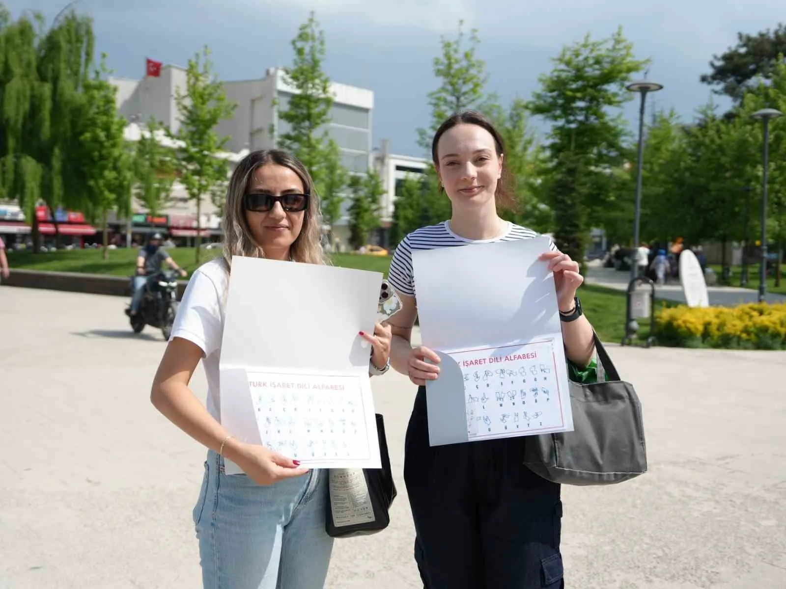 MİLLET BAHÇESİ VE ANITPARK MEYDANI’NDA GERÇEKLEŞTİRİLEN ETKİNLİKLERDE VATANDAŞLARIN ENGELLİ BİREYLERİN GÜNLÜK YAŞAMDA KARŞILAŞTIĞI ZORLUKLARI DAHA YAKINDAN HİSSETMELERİ AMAÇLANDI.