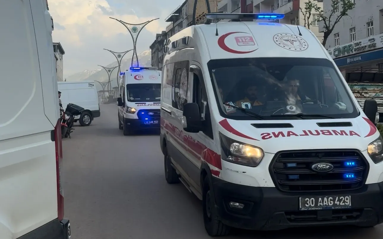HAKKARİ'NİN ŞEMDİNLİ İLÇESİNDE MEYDANA GELEN TRAFİK KAZASINDA 3 KİŞİ YARALANDI.