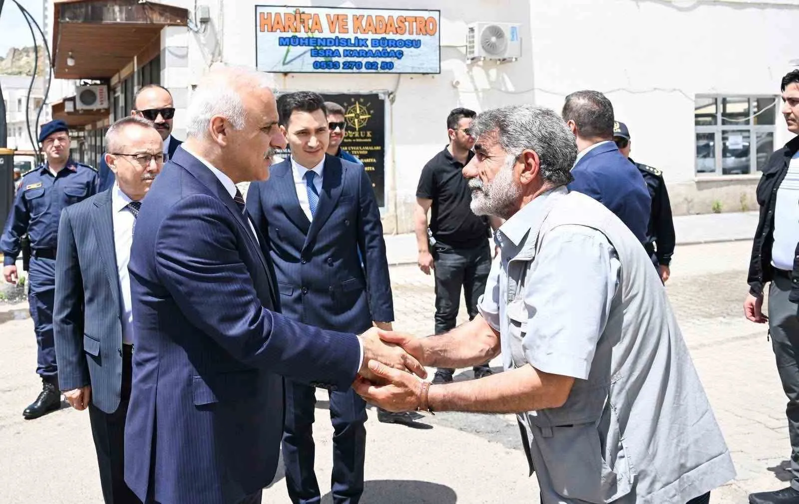 DİYARBAKIR VALİSİ MURAT ZORLUOĞLU, BERABERİNDEKİ HEYETLE ÇERMİK 6. KİTAP FUARI KÜLTÜR VE SANAT FESTİVALİNİ ZİYARET ETTİ .