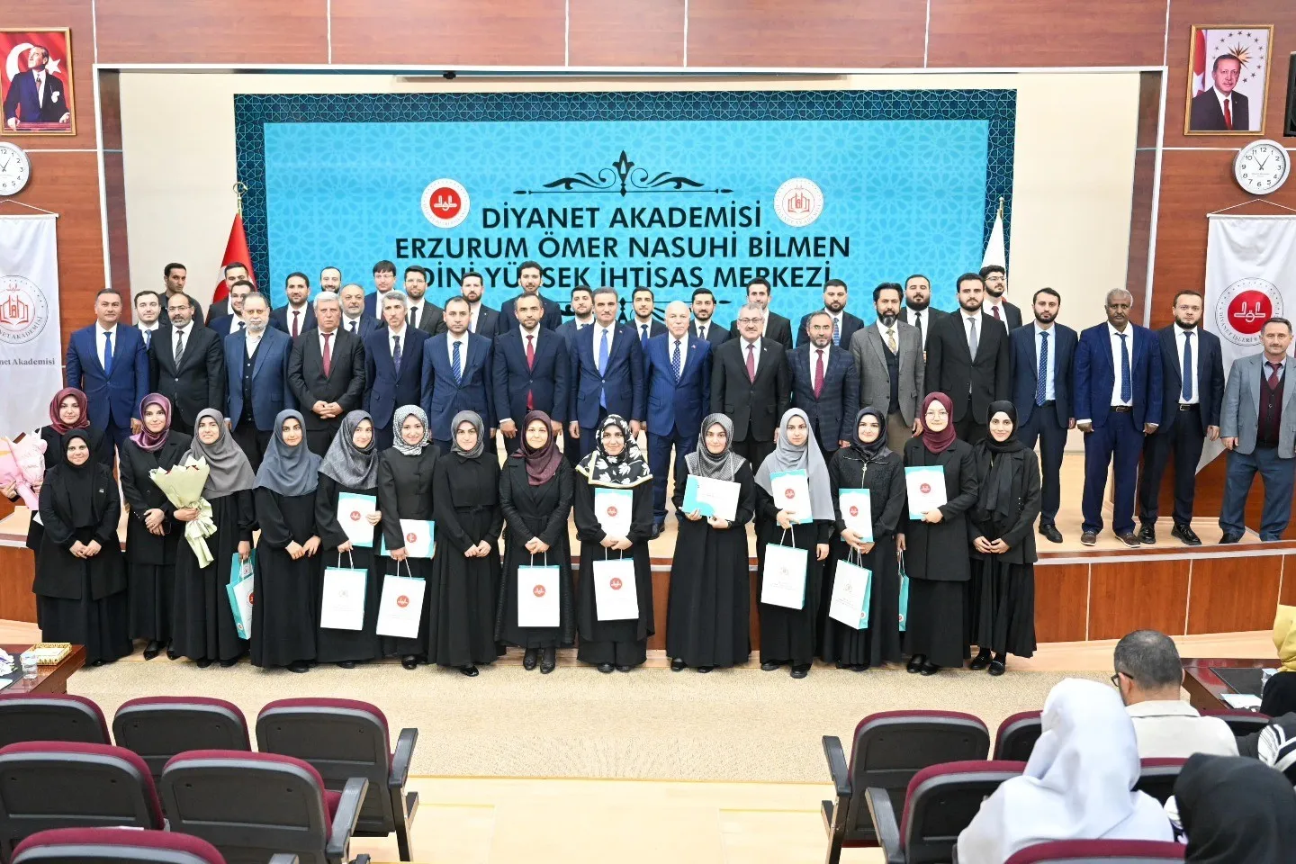 ERZURUM ÖMER NASUHİ BİLMEN DİNİ YÜKSEK İHTİSAS MERKEZİ'NDE DÜZENLENEN MEZUNİYET PROGRAMI, PROTOKOL ÜYELERİ VE KURSİYERLERİN YOĞUN KATILIMIYLA GERÇEKLEŞTİRİLDİ.