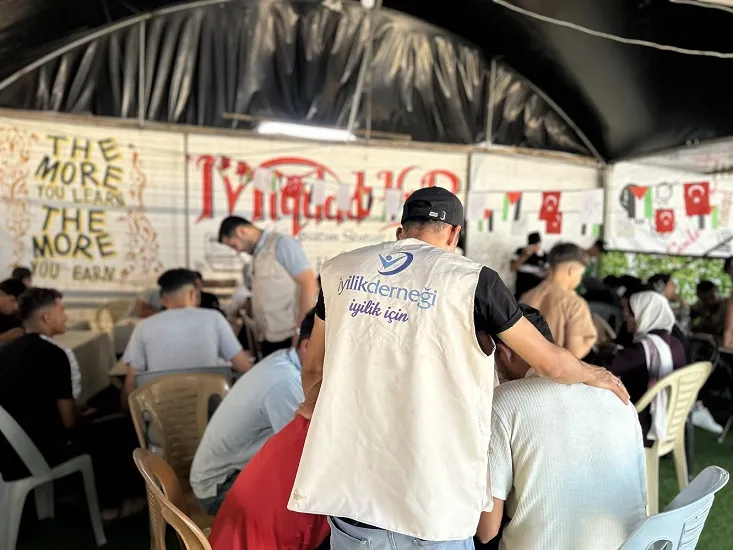 Gazze’de öğrenciler yıkılan okulun yerine çadırda sınava giriyor