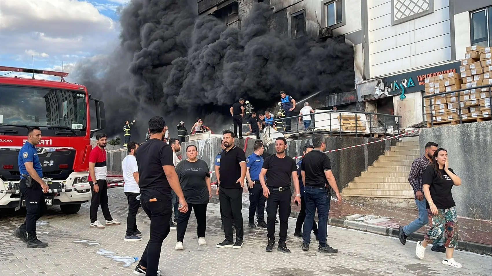 Şanlıurfa'da 10 katlı binanın altında korkutan yangın