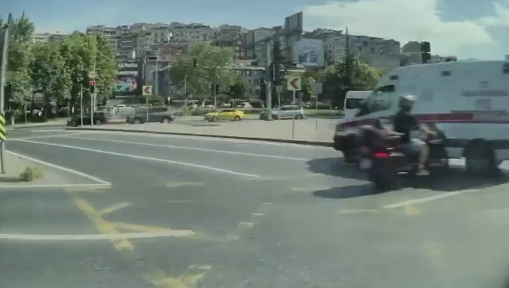 Kağıthane'de ambulans ile motosiklet çarpıştı 4 yaralı