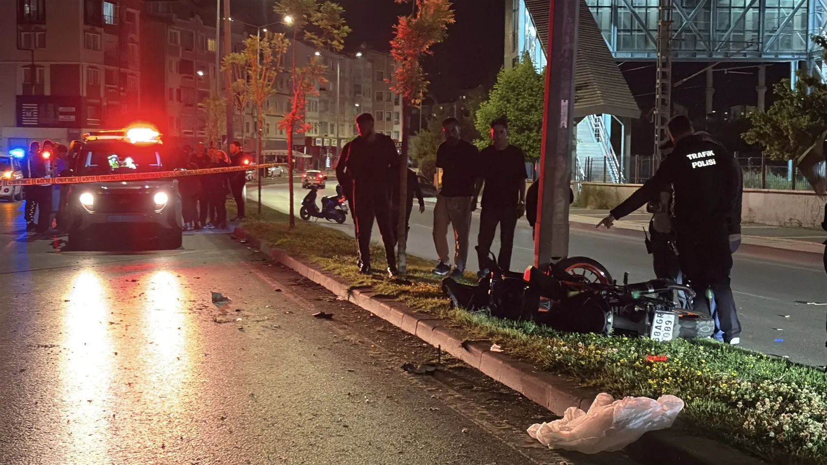 Sivas'ta motosiklet kazası sonrası iki otomobil çarptı