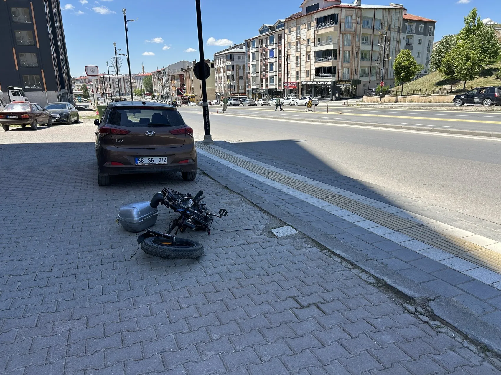 Sivas'ta elektrikli bisiklet sürücüsü kamyonet çarpması sonucu ağır yaralandı