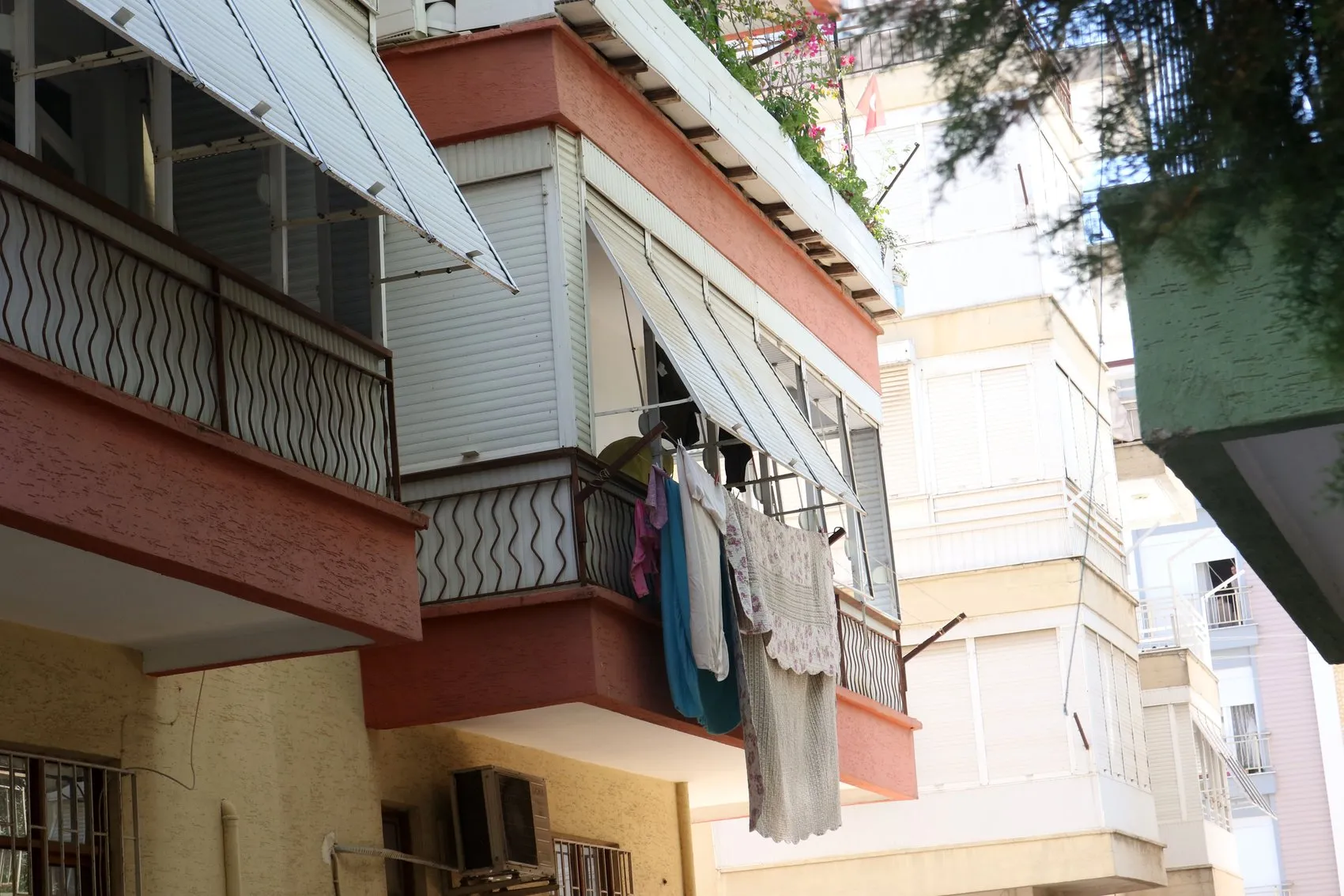 Antalya’da dehşet Öğretmen eşini ve kayınpederini öldürdü