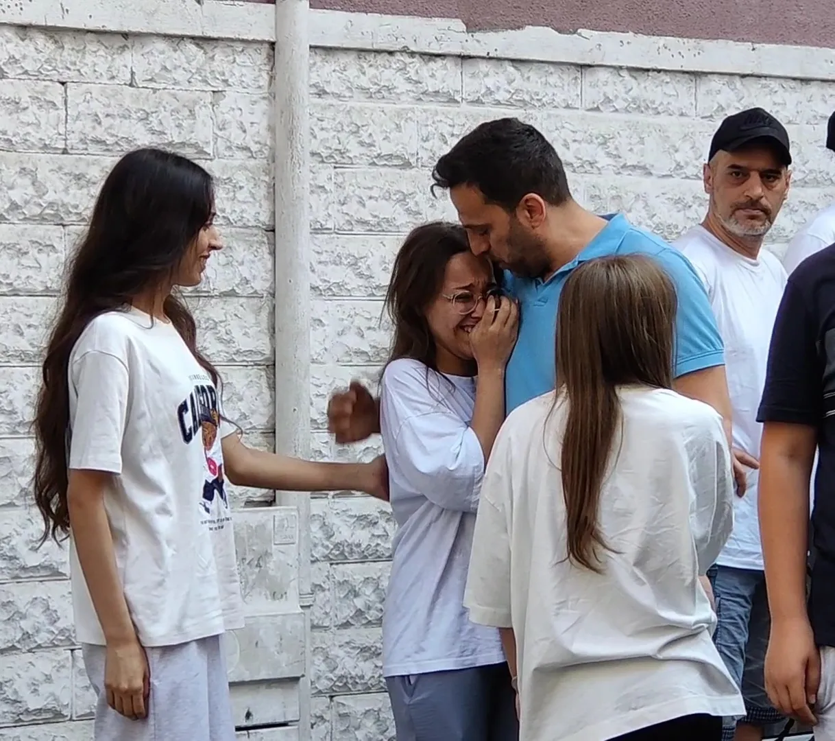 Gaziosmanpaşa’daki yangında korku dolu anlar Kardeşler ambulansta kavuştu