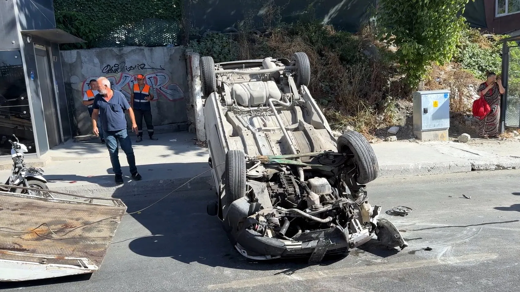 Avcılar'da trafikte dehşet anları İki araç yan yola uçtu
