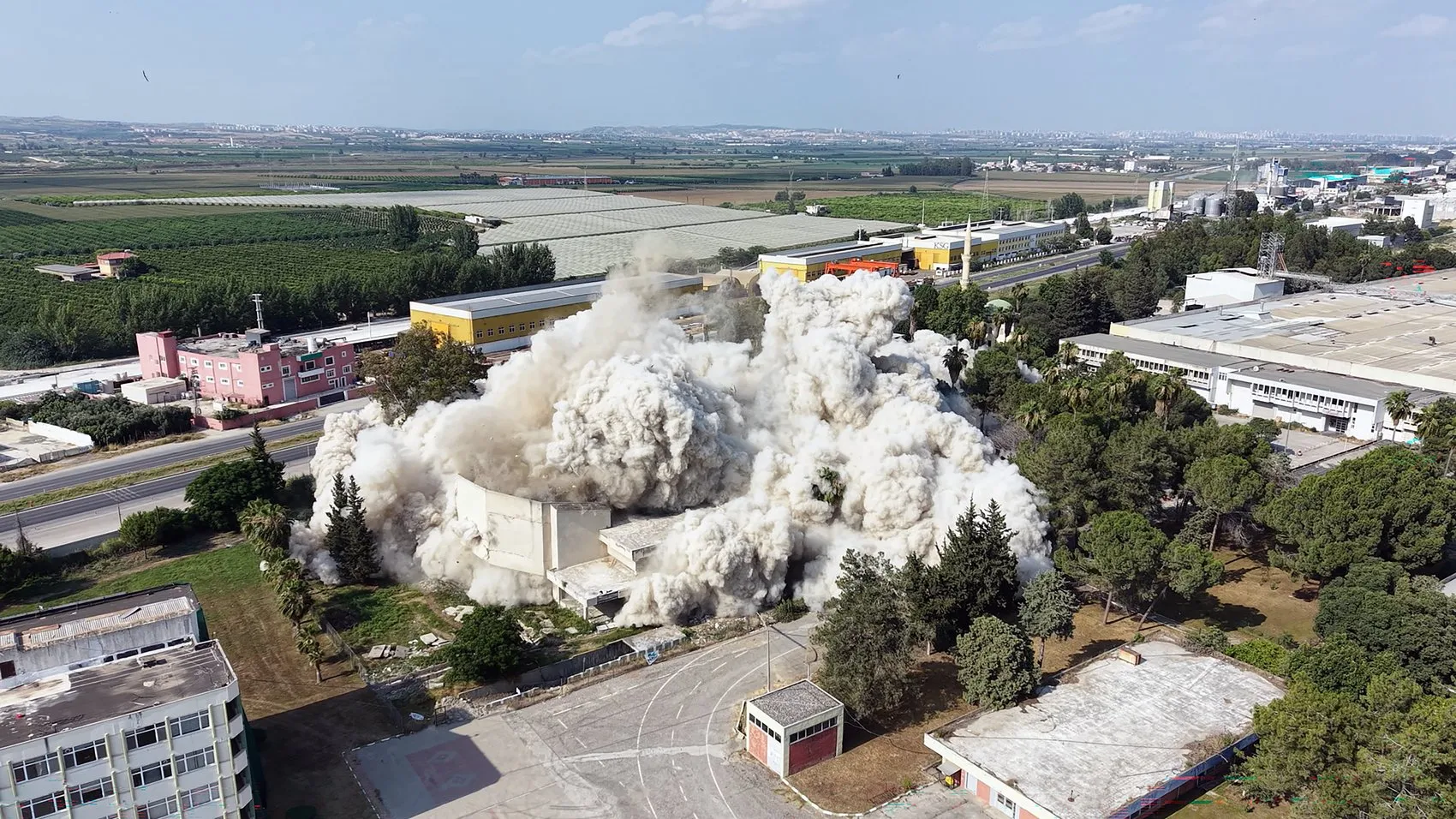 Adana’da 48 yıllık dev bina 420 kilo dinamitle yerle bir oldu
