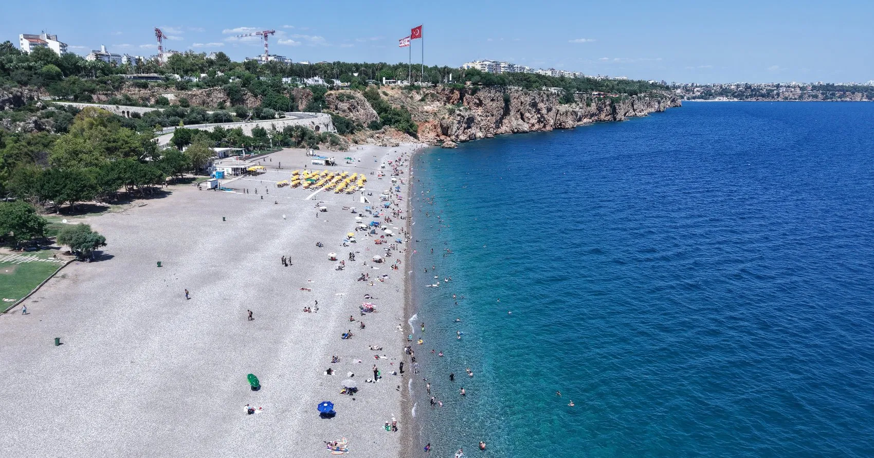 Antalya sahillerinde yazın en yoğun kalabalığı yaşanıyor
