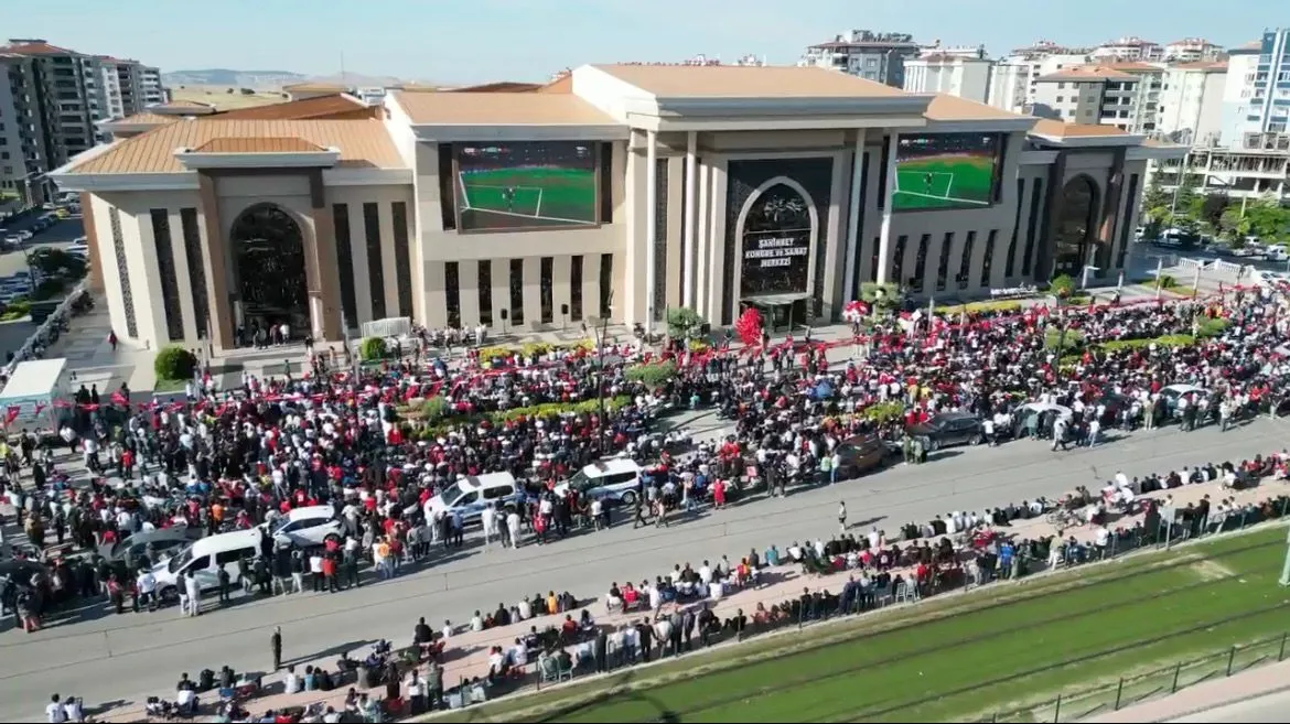 Gaziantepliler milli heyecanı dev ekranlarda yaşadı