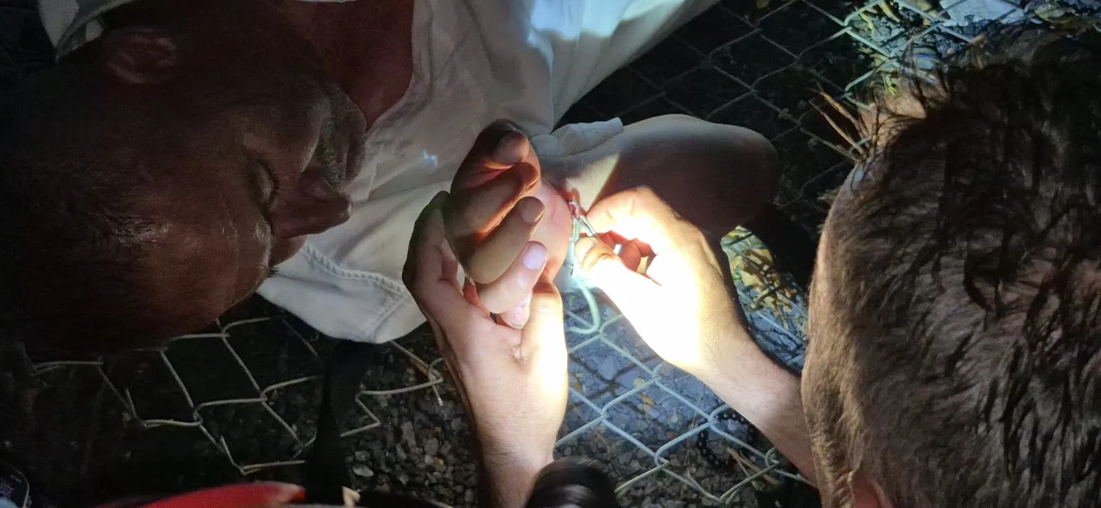 Ereğli’de alkollü adamın bileği bahçe teline sıkıştı