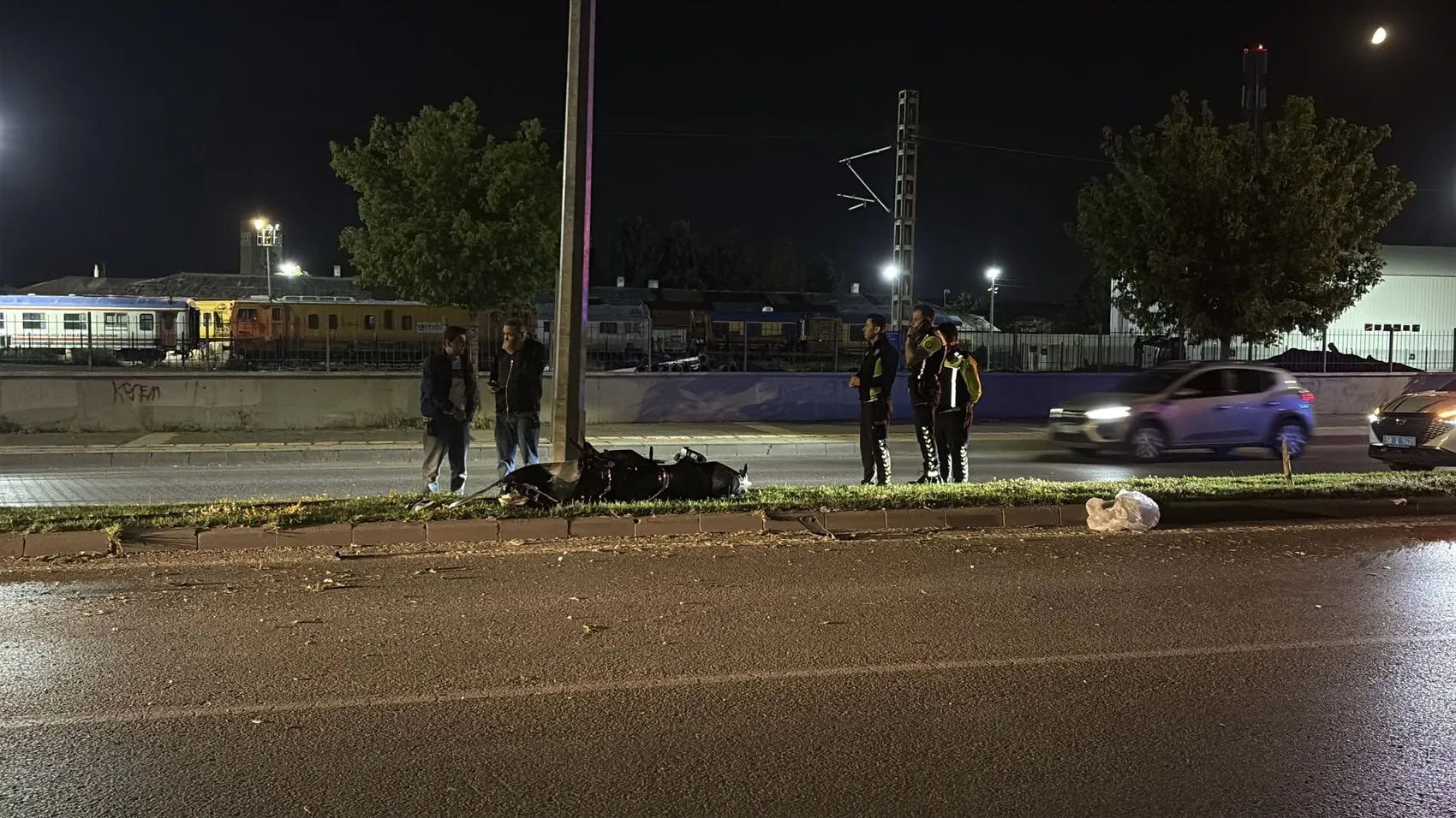 Sivas'ta motosiklet kazası sonrası iki otomobil çarptı