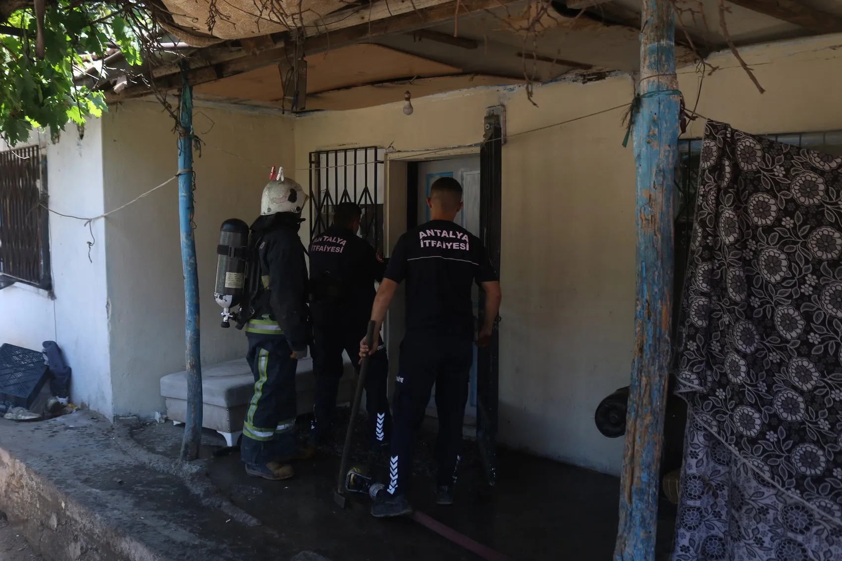Antalya Kepez’de şüpheli yangın İki komşu ev aynı anda alev aldı