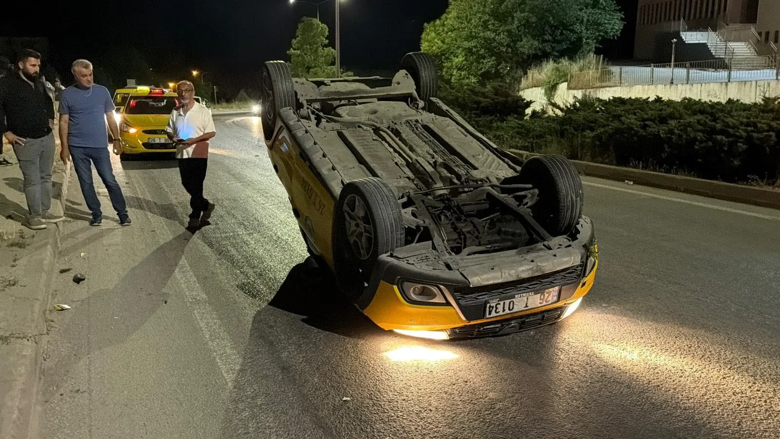 Eskişehir’de ticari araç kaldırıma çarparak devrildi