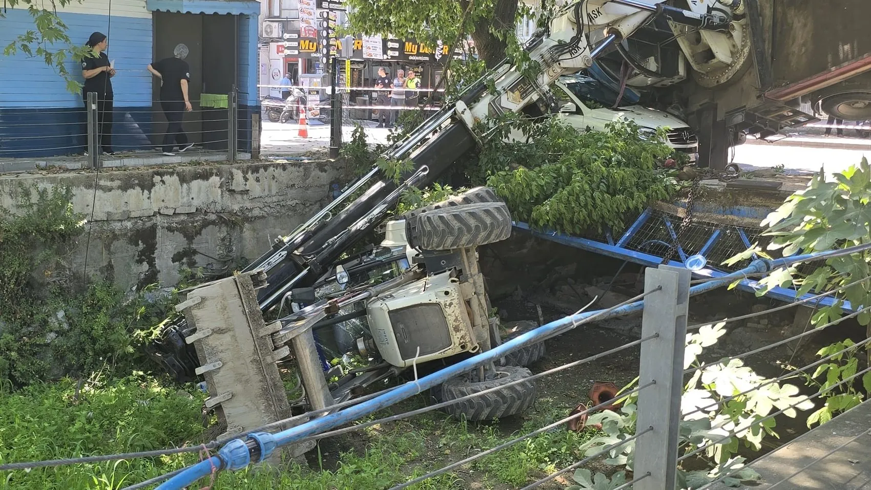 Mudanya'da dere temizliği sırasında köprü çöktü
