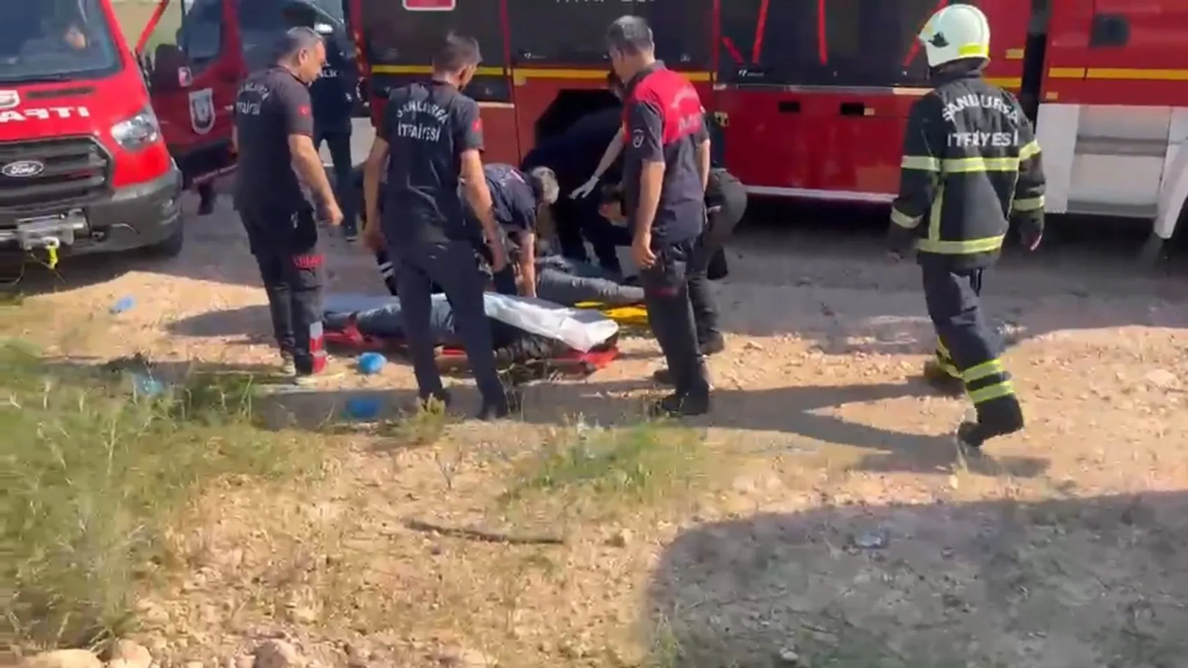 Viranşehir yolunda ağır kaza Kamyonun altına giren araçta can pazarı