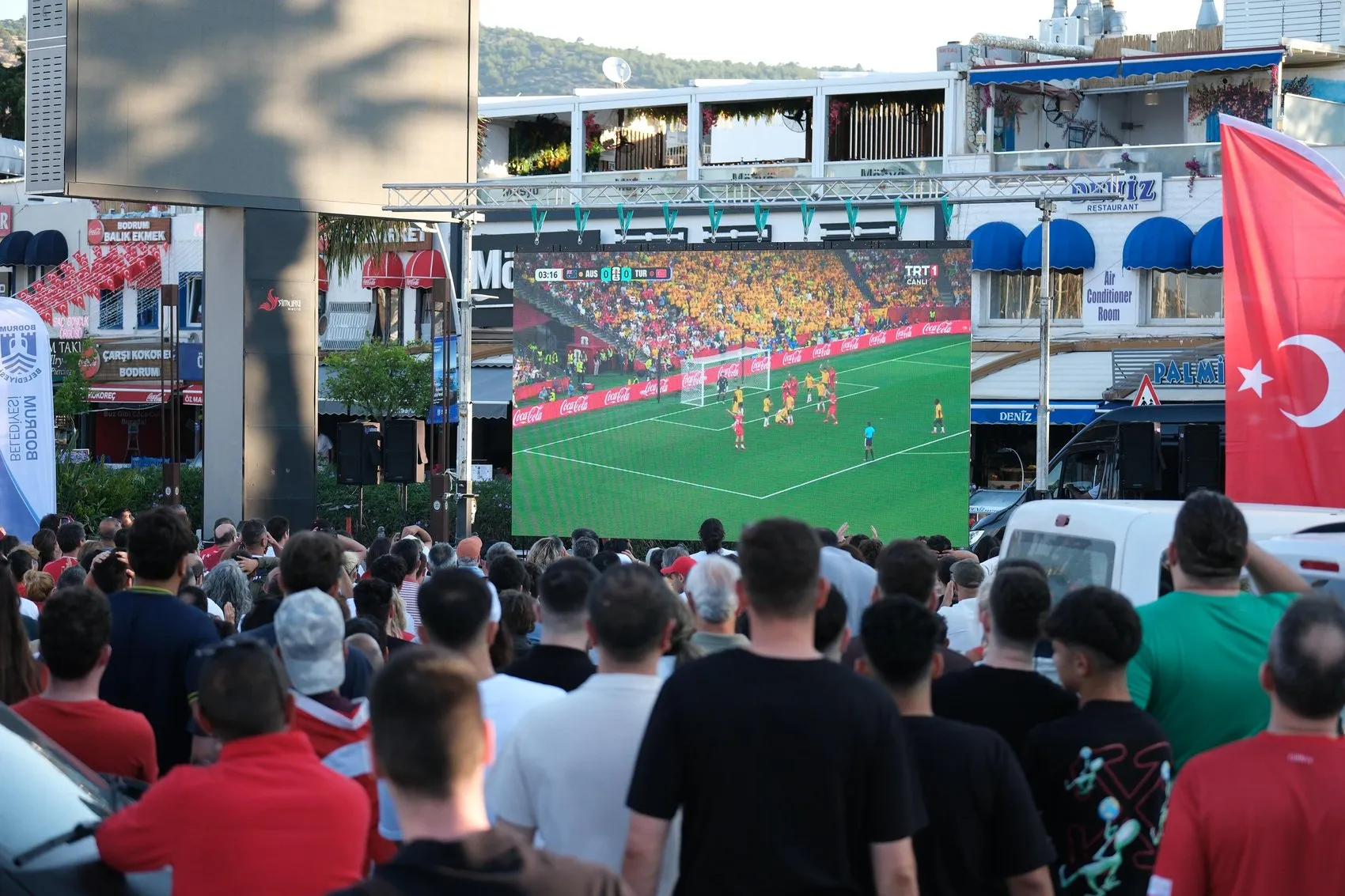 Bodrum meydanı milli maç için dev ekrana döndü