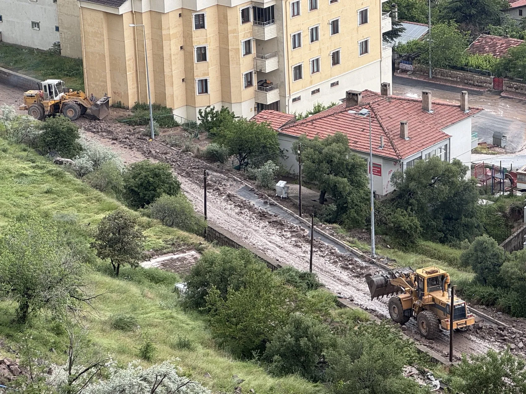 Kayseri'de sağanak duvarı yıktı geçti