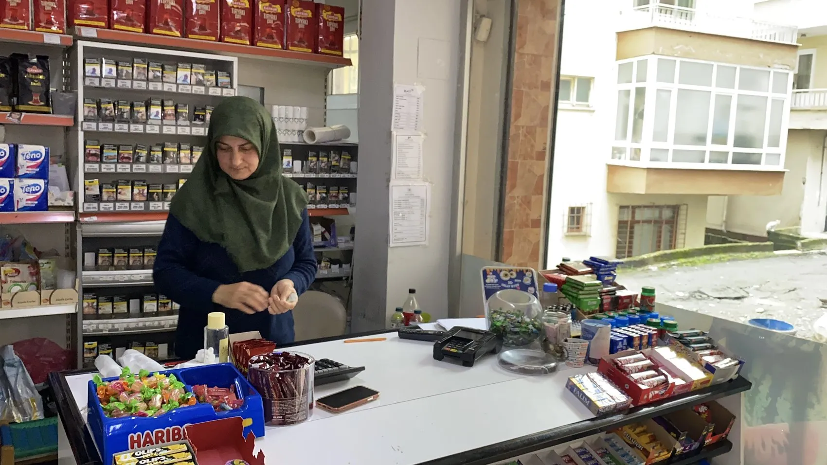 Rize’deki marketin kapısında bekleyen martı esnafın beşinci evladı oldu