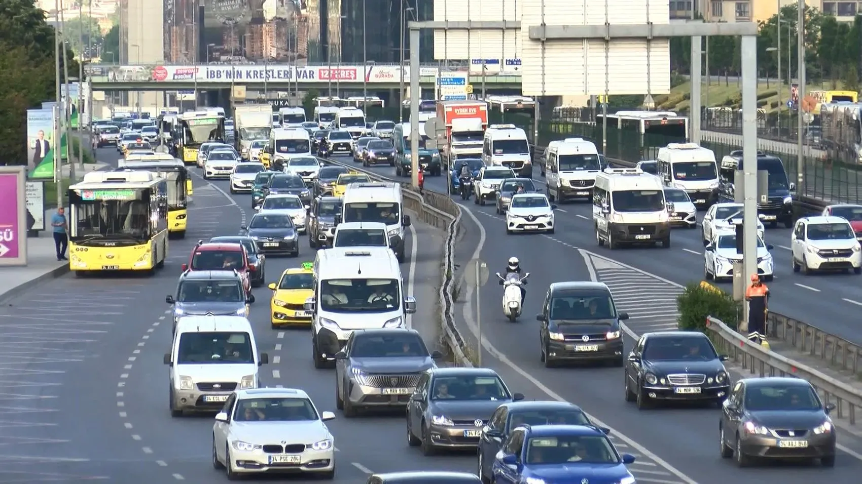 İstanbul trafiği bayram sonrası ilk mesai gününde kilitlendi