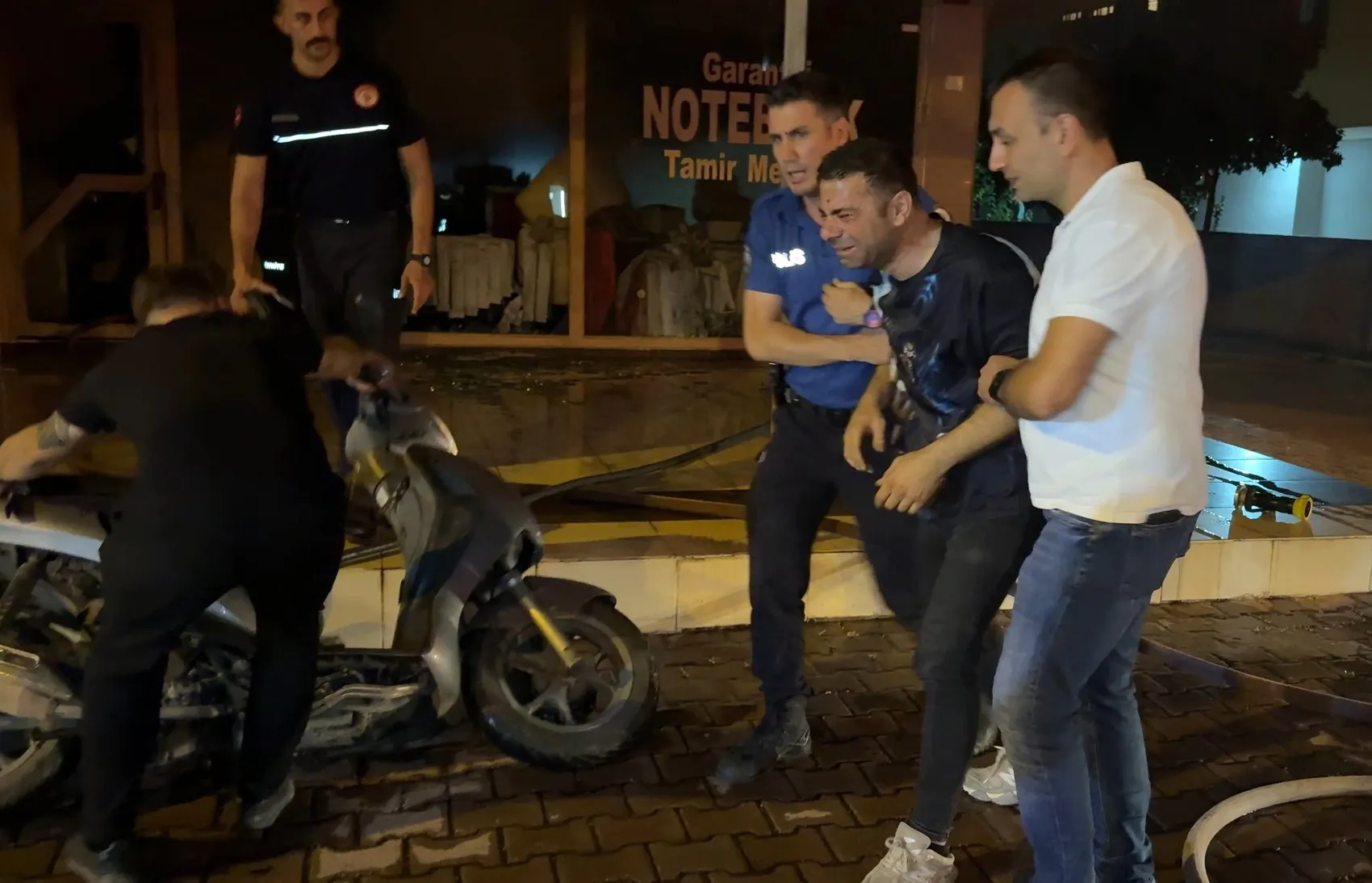 Antalya’da bilgisayar tamir dükkanı küle döndü