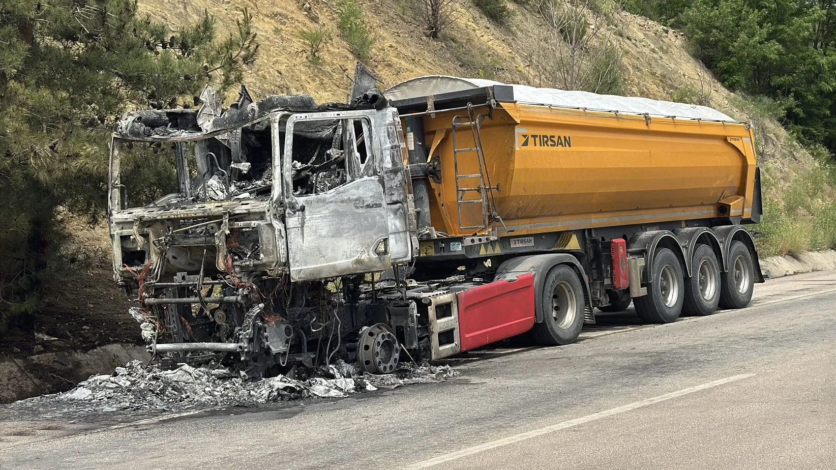 Karabük yolunda seyir halindeki hafriyat kamyonu küle döndü