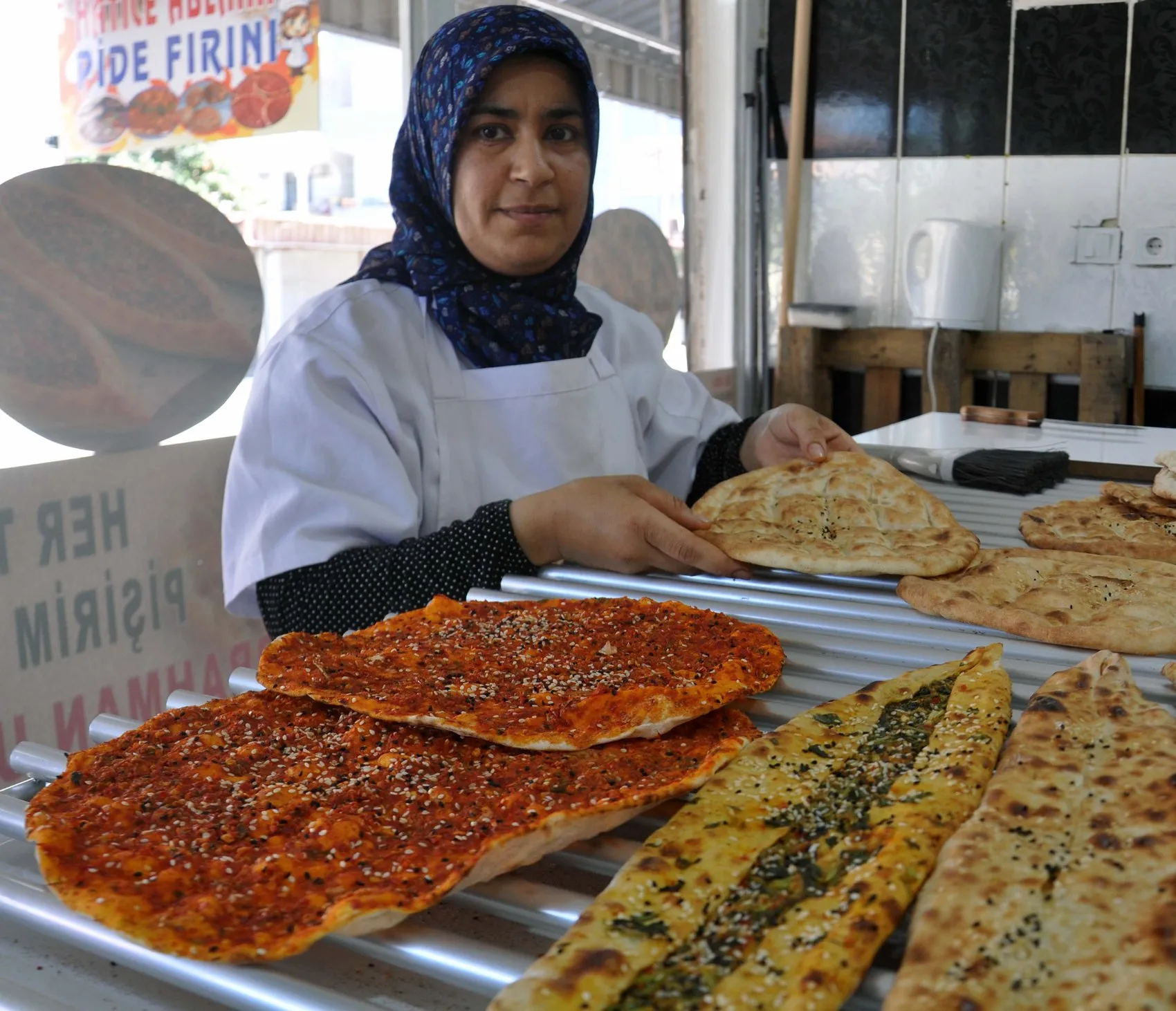 Reyhanlılı anne oğluna dükkan açtı kendi fırıncı oldu