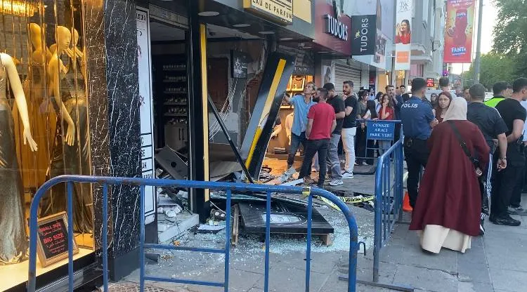 Fatih’te kontrolden çıkan otomobil dükkana daldı