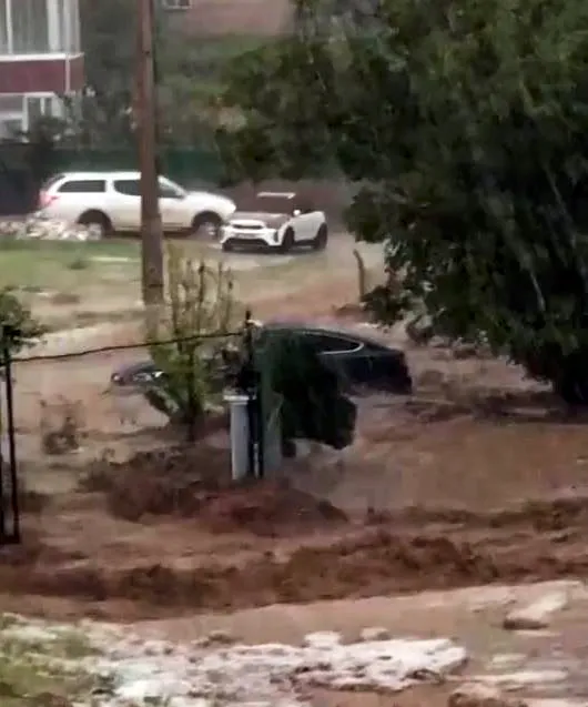 Niğde'de aniden bastıran sağanak üç aracı yuttu