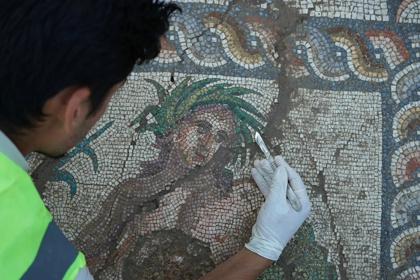 Aspendos antik kentinde nadir bulunan nehir tanrısı mozaiği bulundu