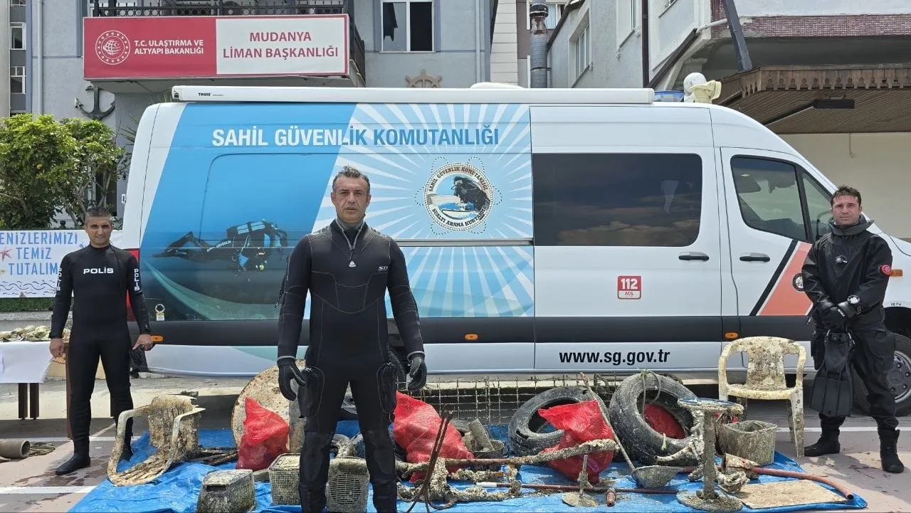 Mudanya denizinde temizlik operasyonu 2,5 ton çöp çıktı
