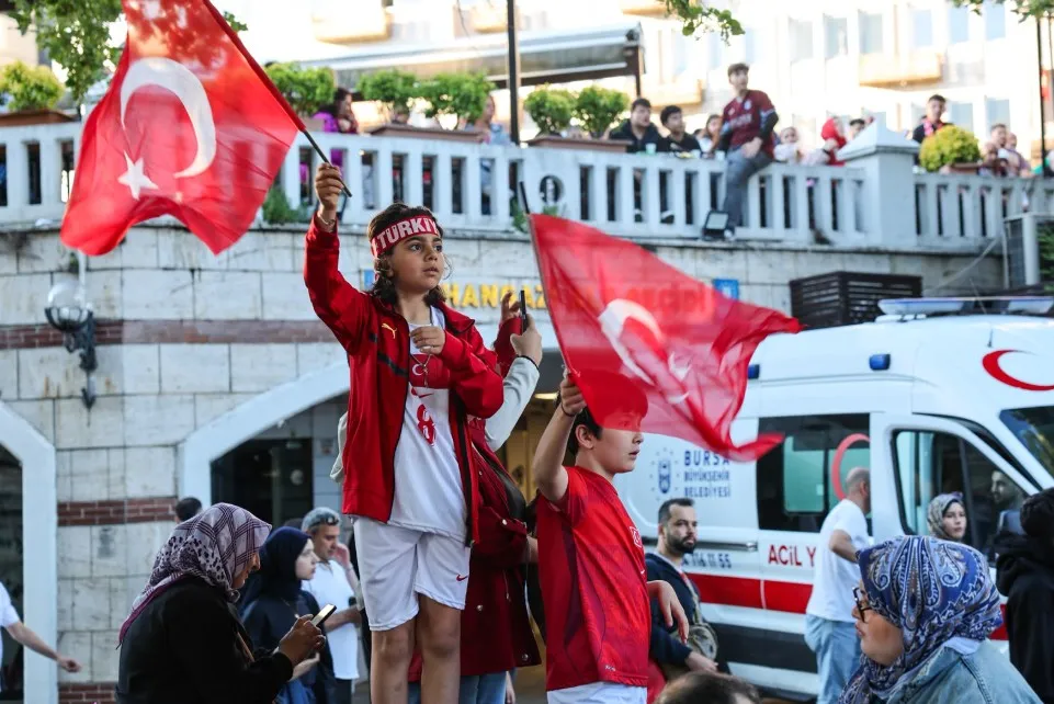 Bursa sokakları A Milli Takım için kırmızı beyaza büründü