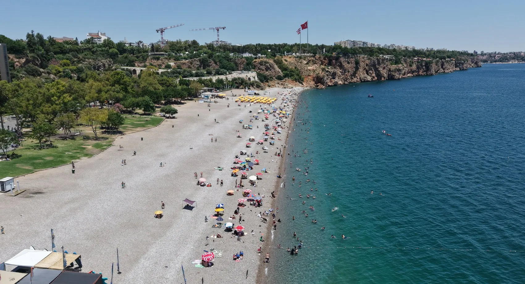 Antalya kavurucu sıcakla tanıştı sahil doldu taştı