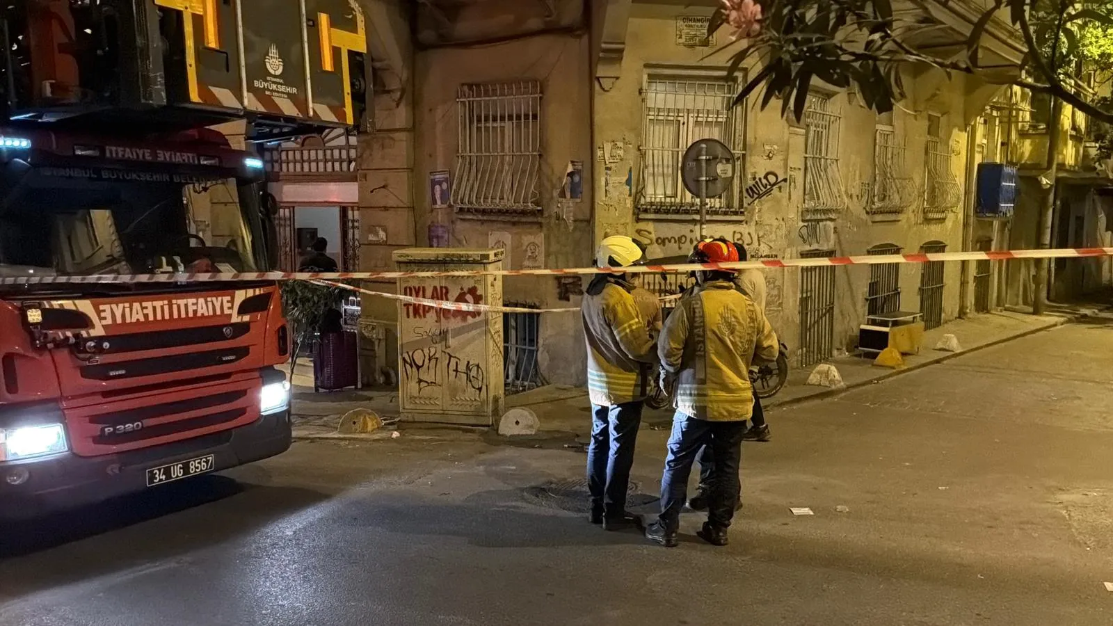 Beyoğlu’nda gece yarısı korkutan bina tahliyesi