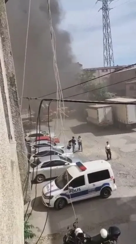 Esenyurt’ta sanayi bölgesinden dumanlar yükseliyor