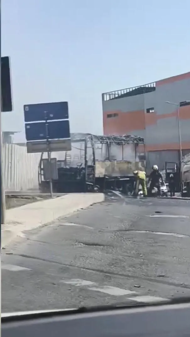 Arnavutköy'de servis minibüsü seyir halindeyken patlamalarla yandı