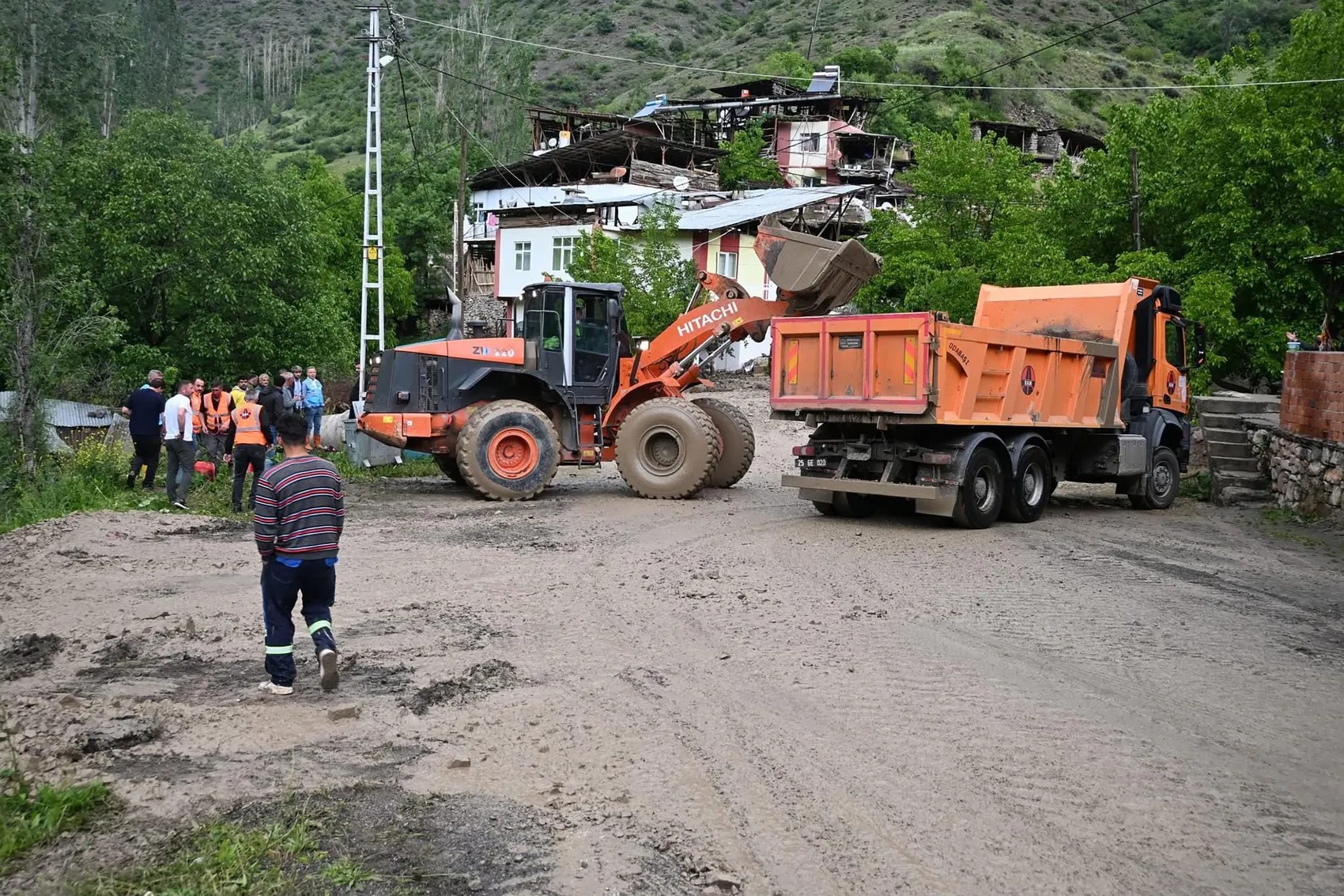 Erzurum Tortum'da toprak kayması yolları kapattı