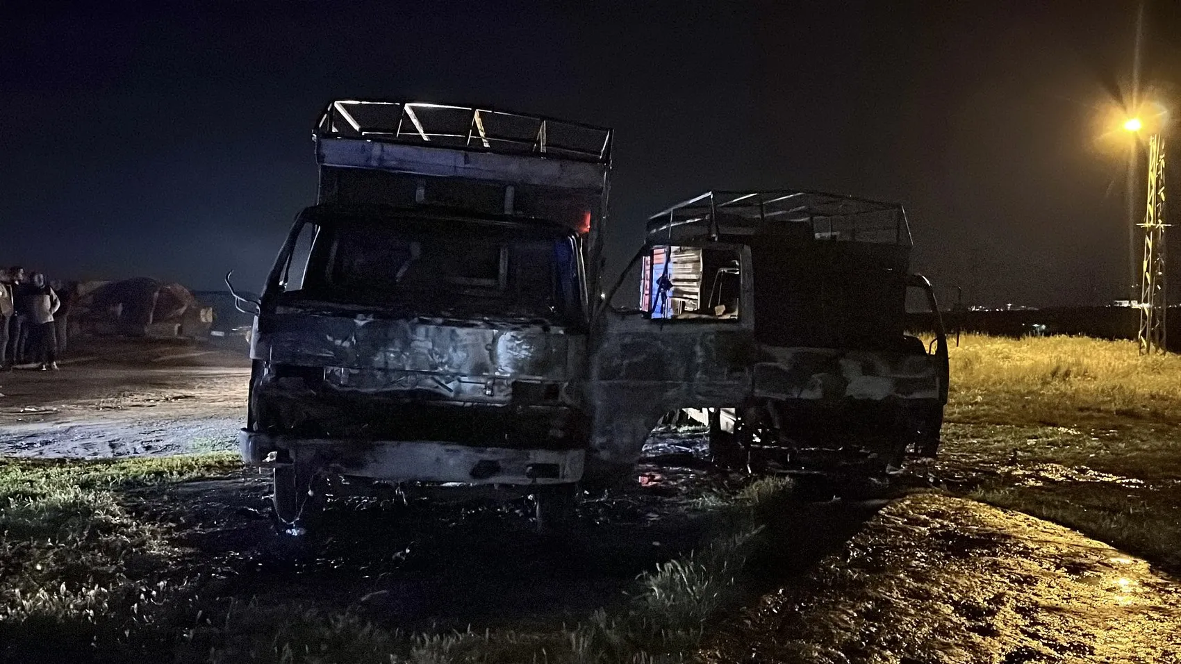 Kayseri’de park halindeki iki kamyon ateşe verildi
