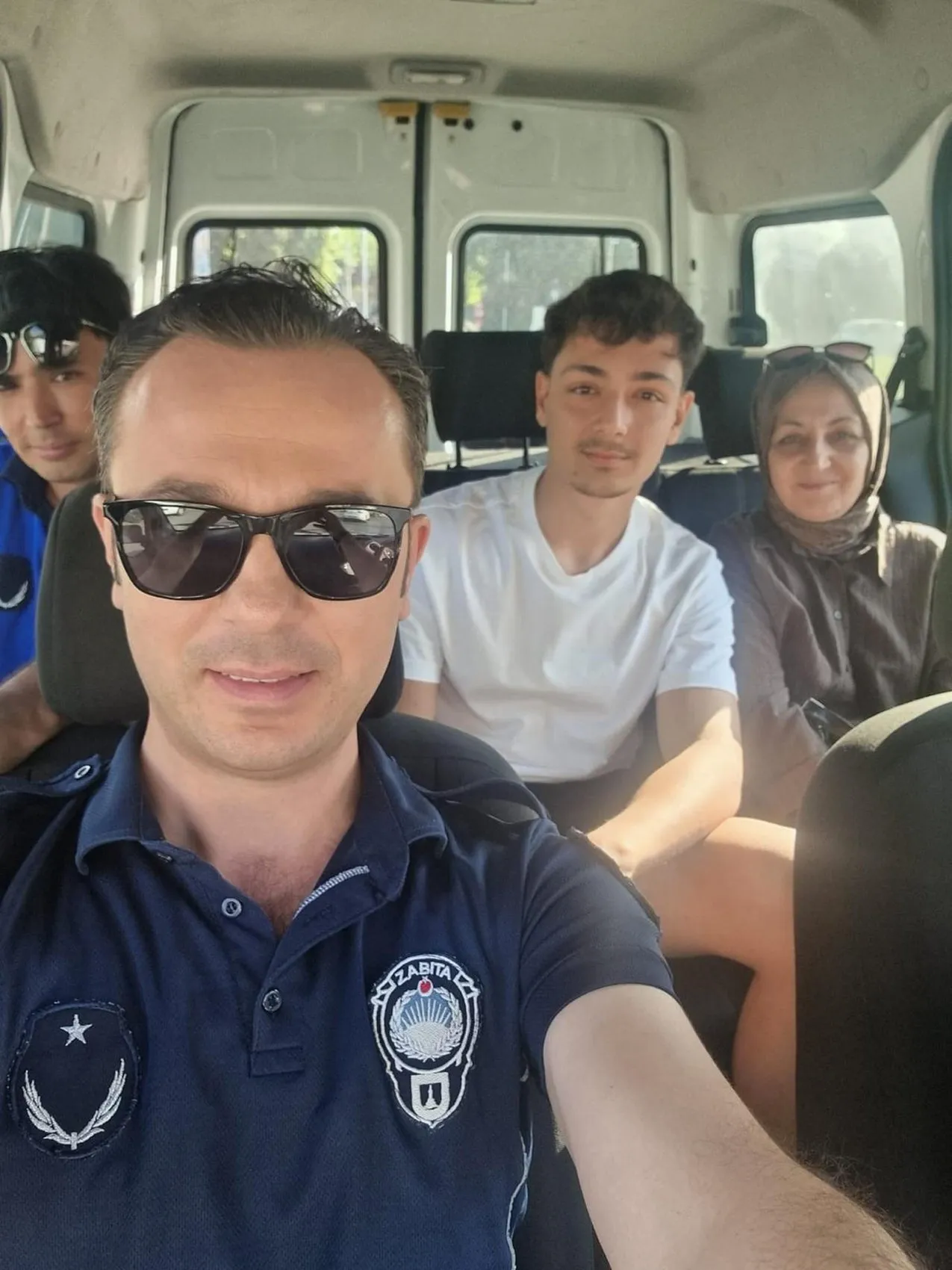 İzmir'de zabıta ekipleri sınava geç kalan öğrencilerin imdadına yetişti