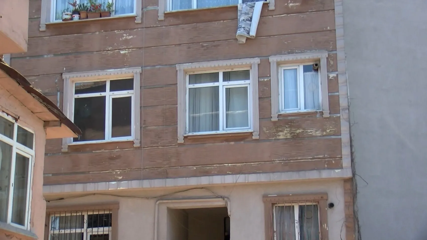 Fatih’te dehşet anları Oğlunu para için annesini rehin aldı