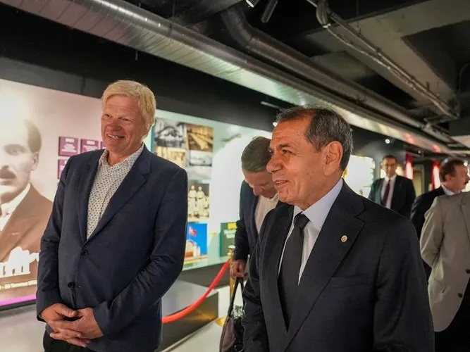 Alman futbol efsanesi Oliver Kahn Galatasaray tesislerini inceledi