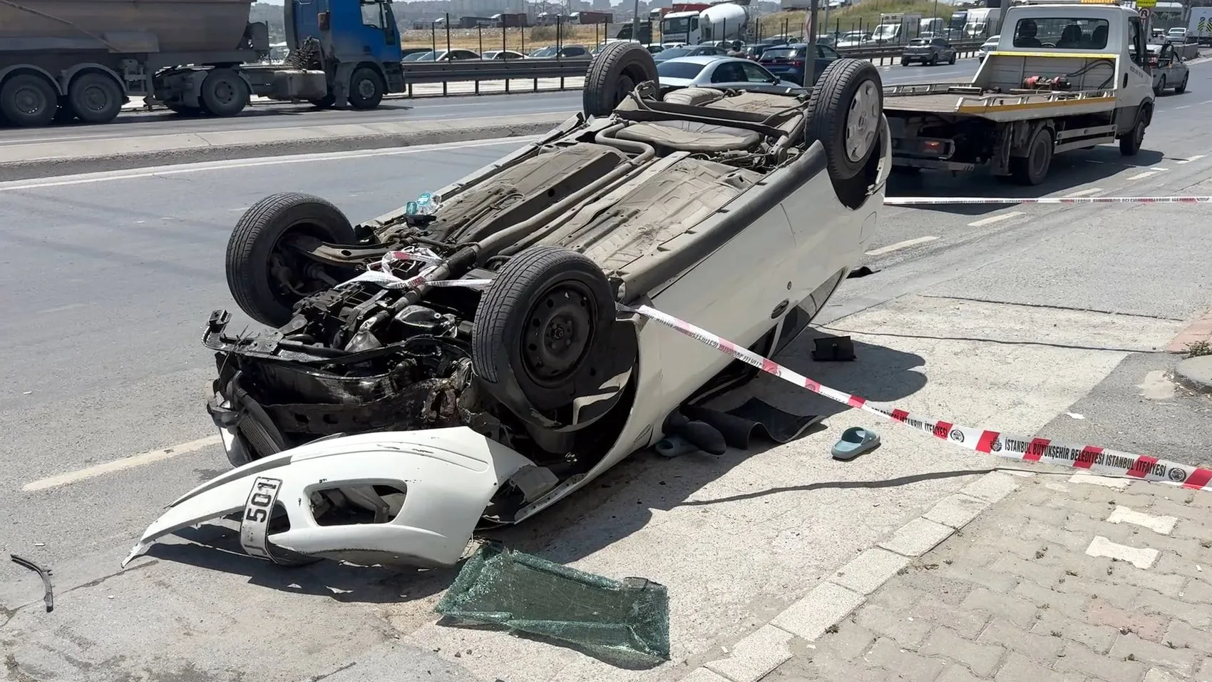 Avcılar'da kontrolden çıkan otomobil takla attı