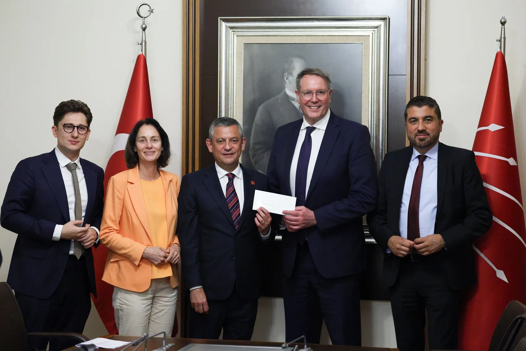 Özgür Özel Alman heyetiyle CHP içindeki kriz sürecini konuştu