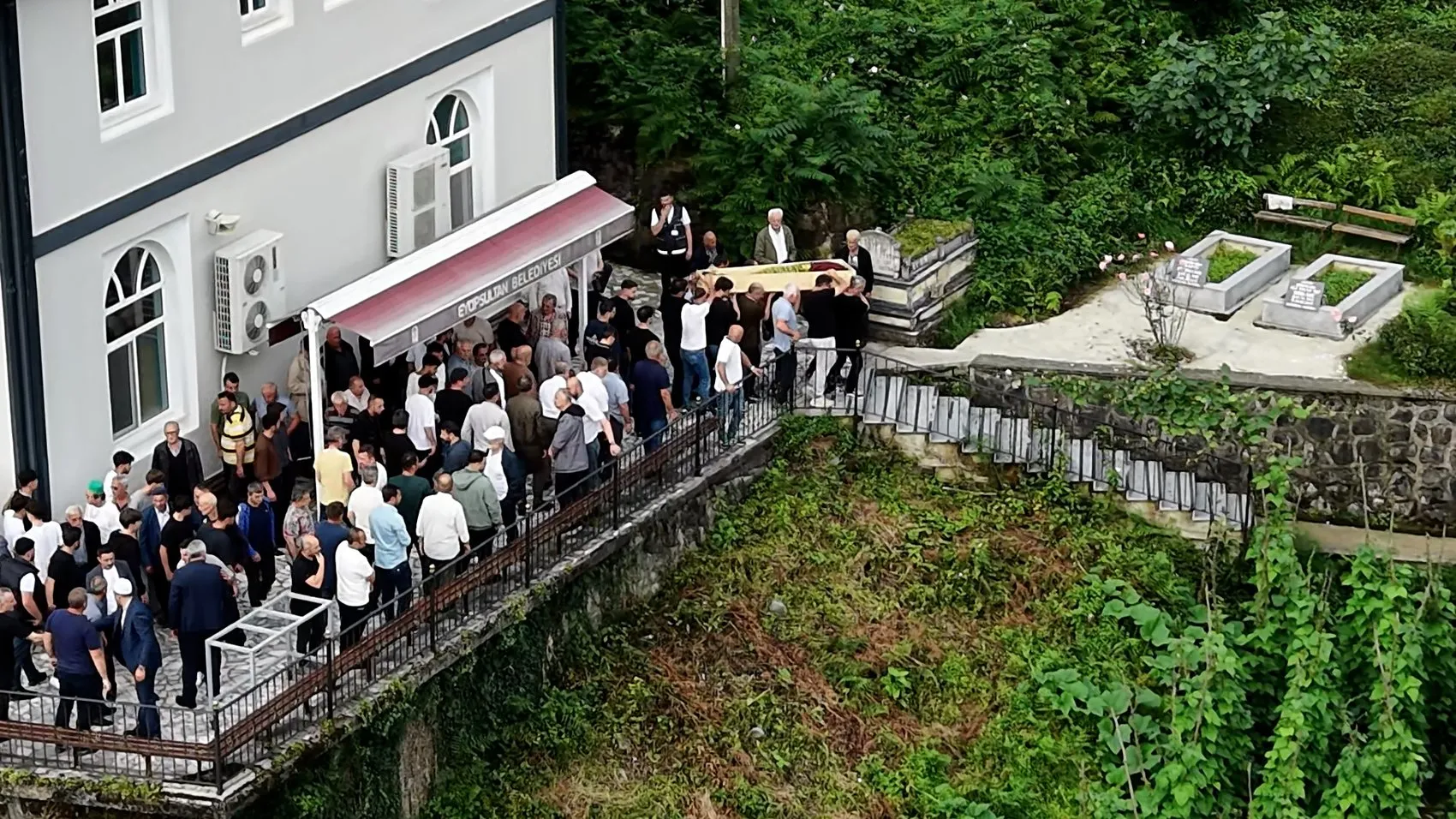 Rize’deki feci kazada hayatını kaybeden genç kız son yolculuğuna uğurlandı